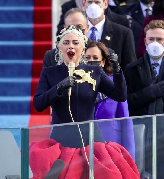 레이디 가가의 미국 국가 해석