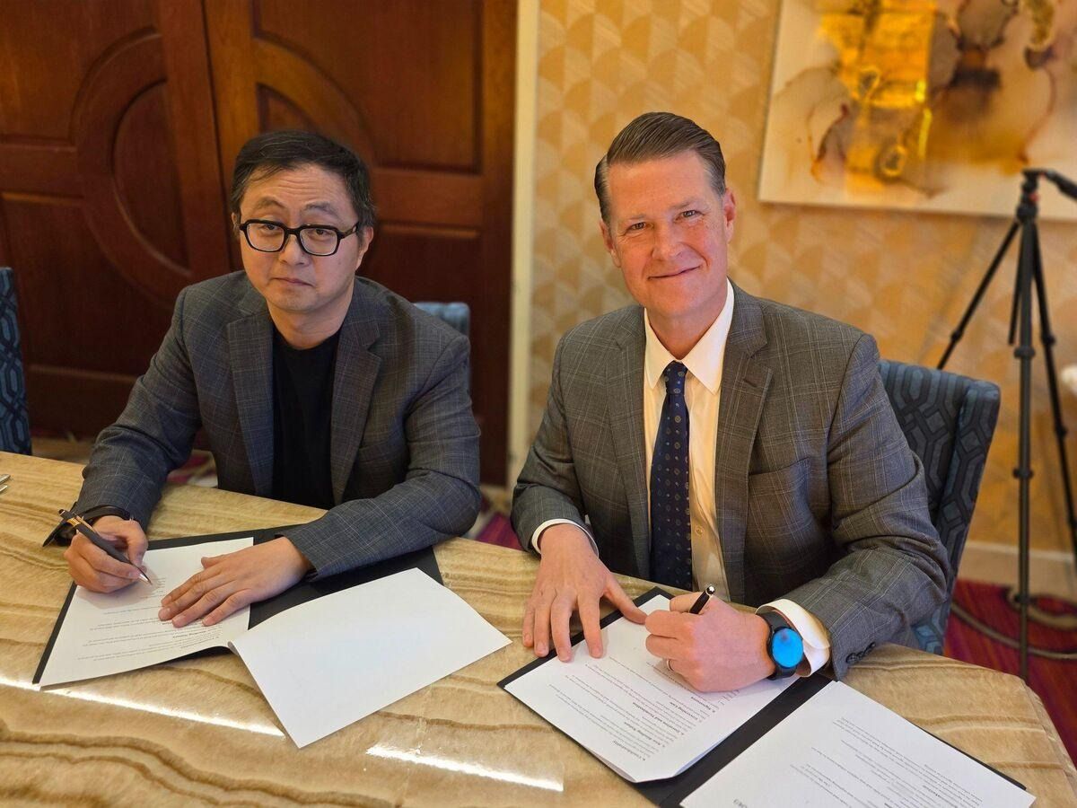 ▲ K-EnterTech Hub CEO Junghoon Han (left) signs MOU with EDAWN (Feb 5, Reno, NV)