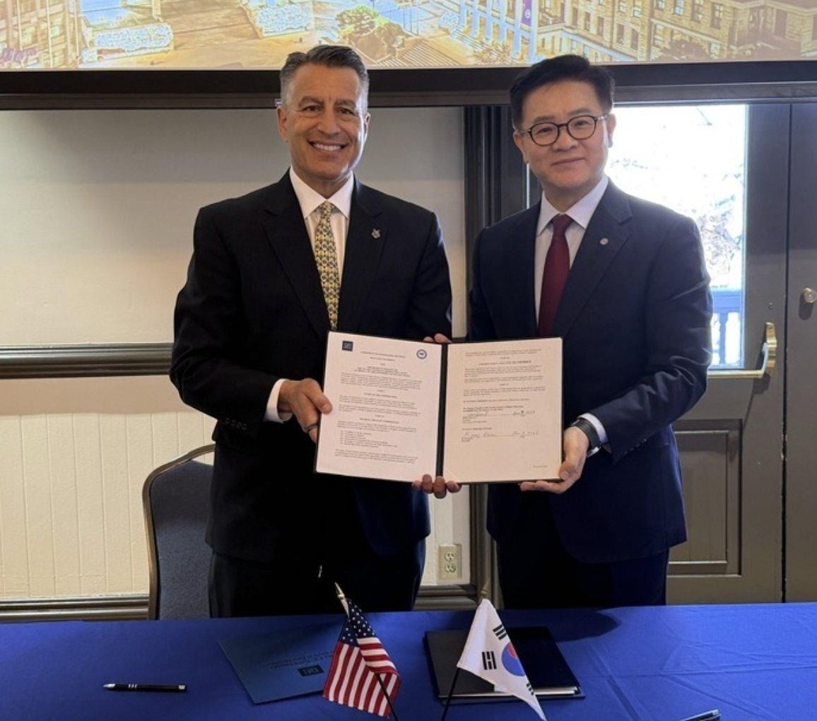 Sandoval and Lee MOU signing