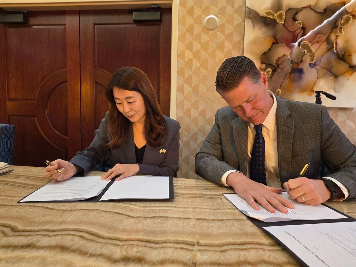 ▲ The Way Company CEO Minkyung Kim (left) completes MOU signing with EDAWN (Feb 5, Reno, NV)
