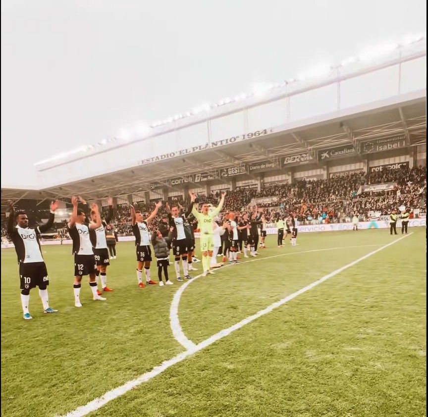 "90분 경기 전에 팬은 이미 틱톡에서 결정한다" — AI·엔터테크가 재설계하는 스포츠 팬덤의 문법