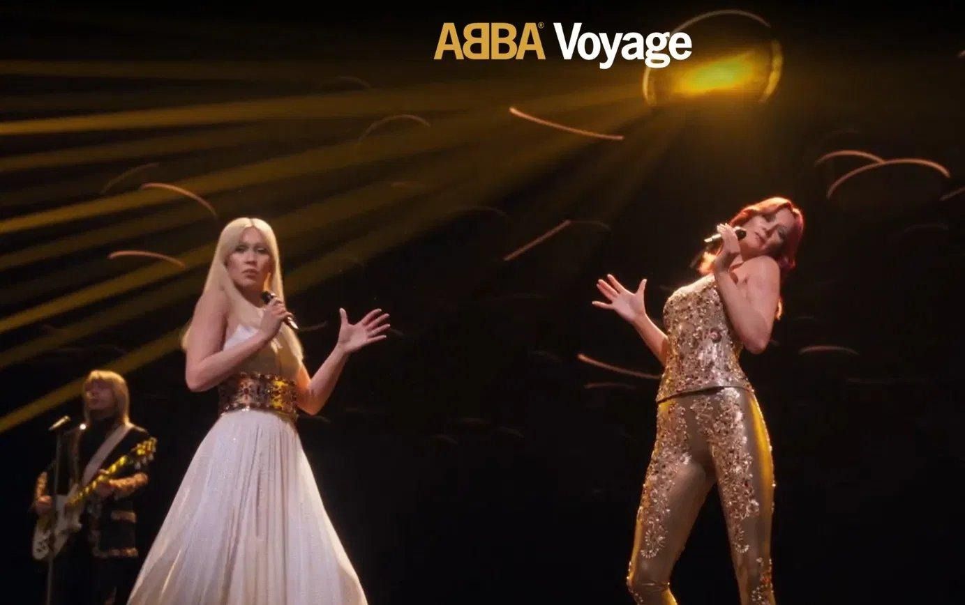 런던 ABBA Voyage 공연. 아티스트의 디지털 아바타(‘ABBAtar’)가 라이브 밴드와 함께 무대를 채운다. 런던 ABBA Voyage 공연. 아티스트의 디지털 아바타(‘ABBAtar’)가 라이브 밴드와 함께 무대를 채운다.