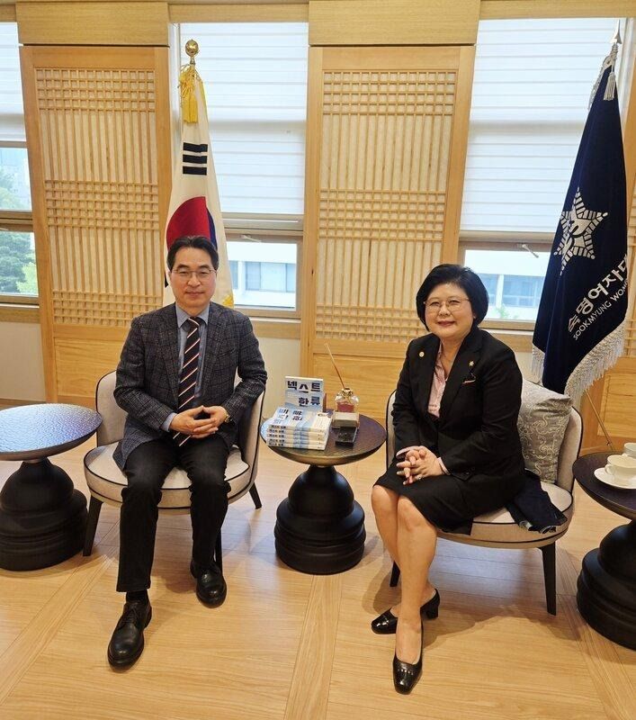 문시연 숙명여자대학교 총장(오른쪽)과 함께. 지난 3월 숙명여대는 한국 최초로 K-팝 프로그램 중심의 한류국제대학을 개설했다. 문시연 숙명여자대학교 총장(오른쪽)과 함께. 지난 3월 숙명여대는 한국 최초로 K-팝 프로그램 중심의 한류국제대학을 개설했다.