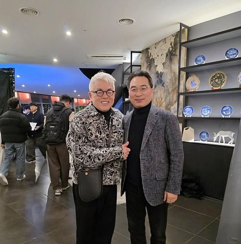 ‘K-팝의 전설’ 김형석 작곡가 겸 프로듀서(왼쪽)와 함께. 그는 영국 옥스퍼드대와 공동으로 ‘K-팝’ 및 ‘K-컬처’ 기반 교육 과정을 개발하고 있다. ‘K-팝의 전설’ 김형석 작곡가 겸 프로듀서(왼쪽)와 함께. 그는 영국 옥스퍼드대와 공동으로 ‘K-팝’ 및 ‘K-컬처’ 기반 교육 과정을 개발하고 있다.