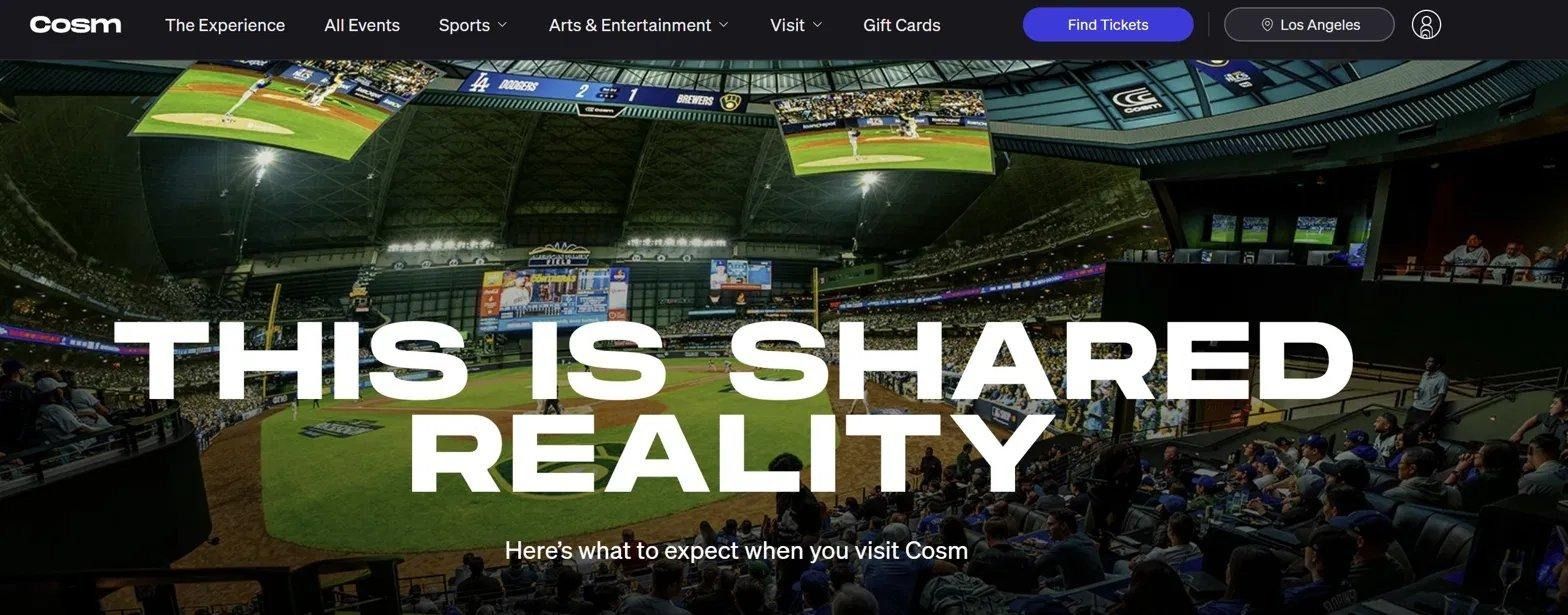 코즘(Cosm) 로스앤젤레스 돔. 홈페이지에는 “THIS IS SHARED REALITY”라는 문구가 정면에 걸려 있다. 코즘(Cosm) 로스앤젤레스 돔. 홈페이지에는 “THIS IS SHARED REALITY”라는 문구가 정면에 걸려 있다.