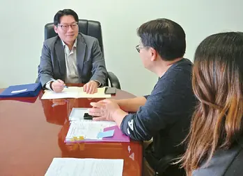 윤주호 CPA(안쪽)가 미국 법인 설립 상담을 하고 있다. 사진=미주중앙일보