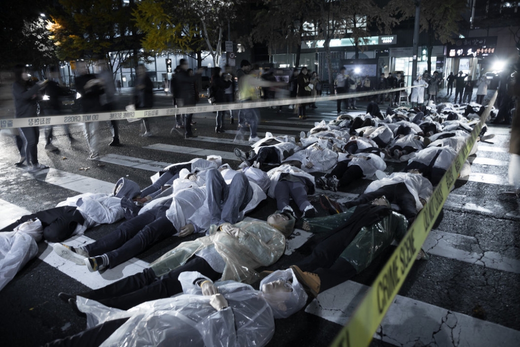 In Memory of Farmer Baek Nam-gi: Amnesty International Die-In Flash Mob Held