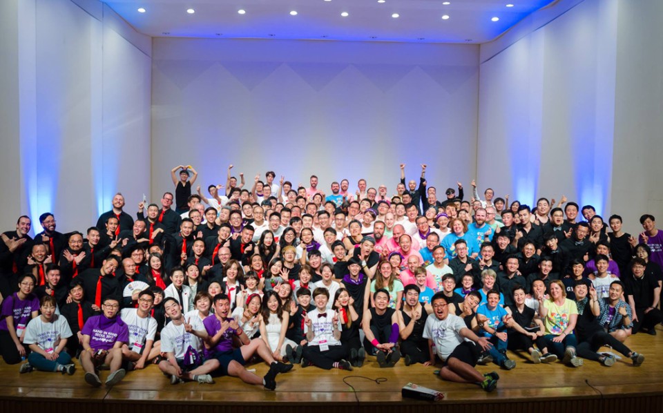 KÉ Interview: Singing Against Homophobia