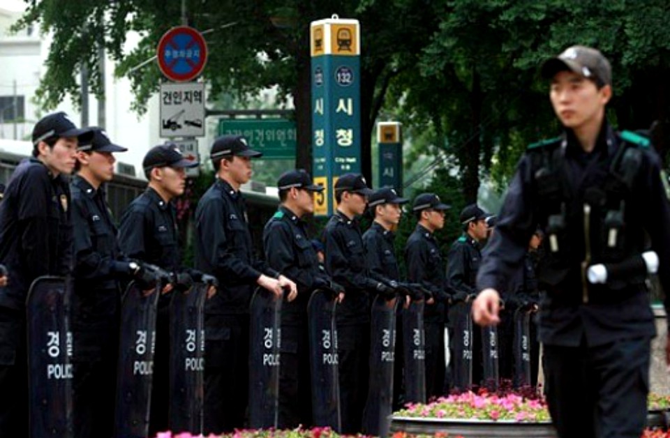 Moon Jae-in Vows to Dismantle Police Conscript Force