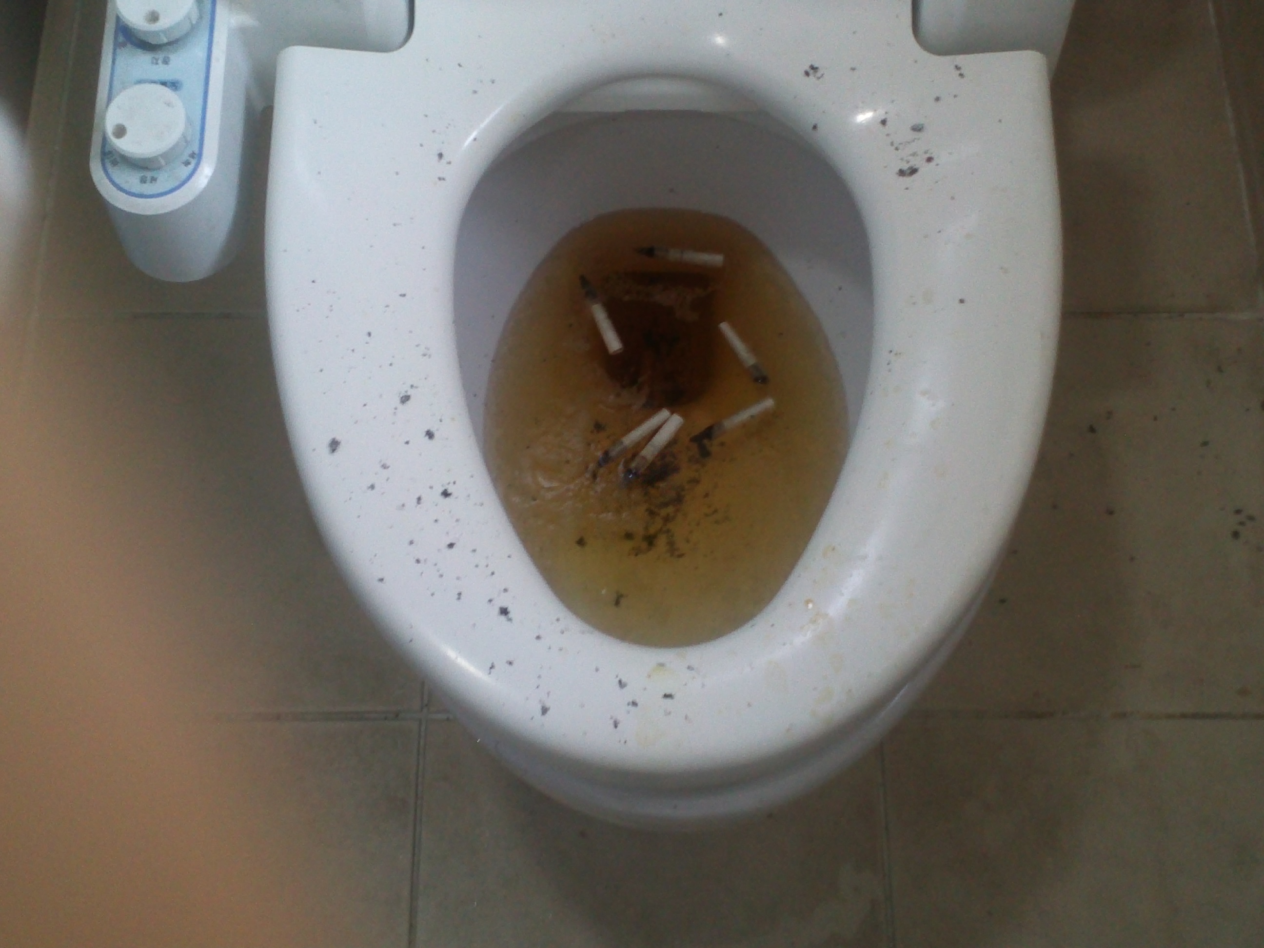 학생생활관 내 흡연 문제 제기돼