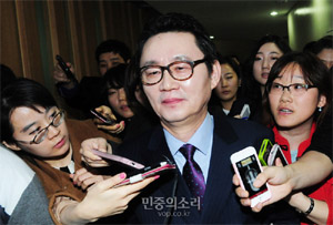 성접대부터 이제는 국외에서 성희롱까지, 권력의 횡포