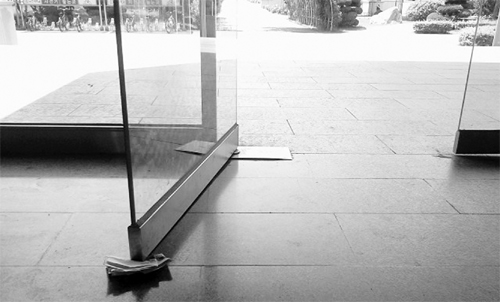 문에 끼워진 물건, 출입 보안엔 구멍