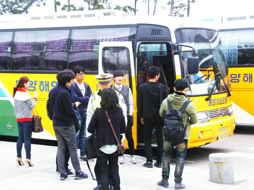 등하굣길을 책임지는 통학 버스 부족