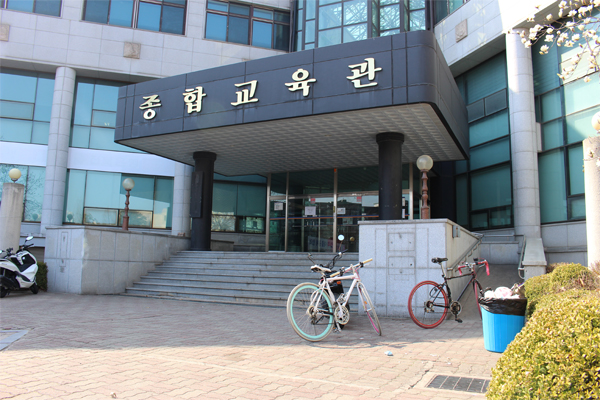 뜻밖의 약속장소, 담배의 아지트