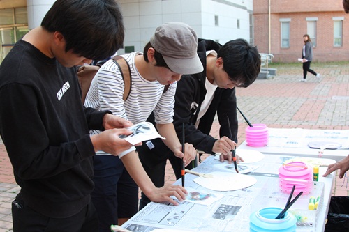 단오날에 부채를 만들어 선물하세요