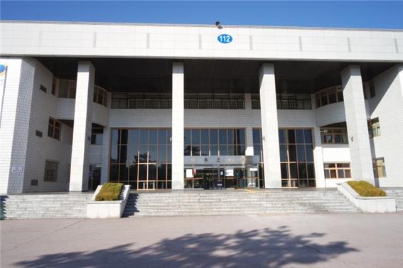 배우가 떠난 지식의 무대, 방학 중의 도서관을 보셨나요?