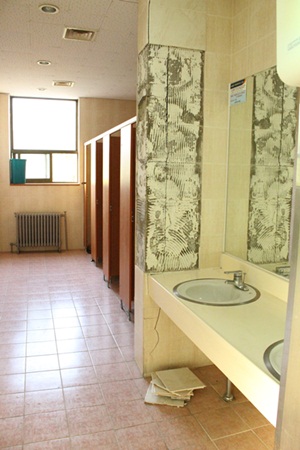 보수가 필요한 제 1학생회관 화장실