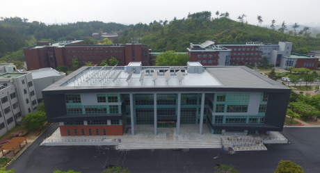 완성된 모습 드러낸 새로운 대학 본부