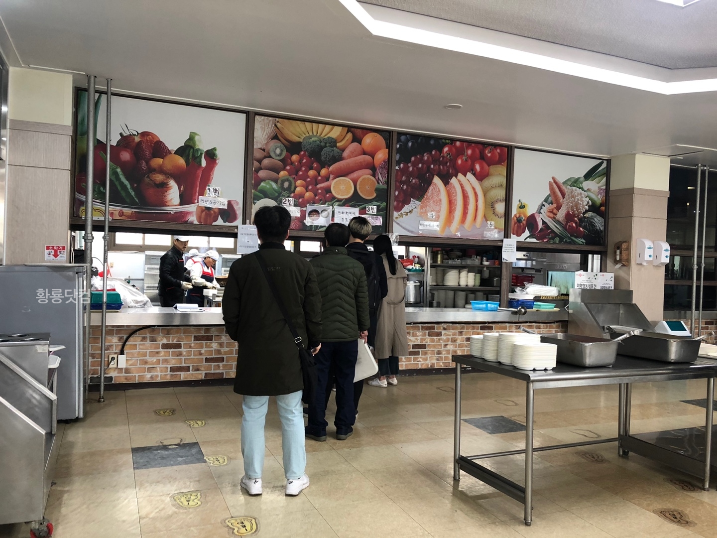 Let me introduce you to our school cafeteria and the 1,000 won breakfast.