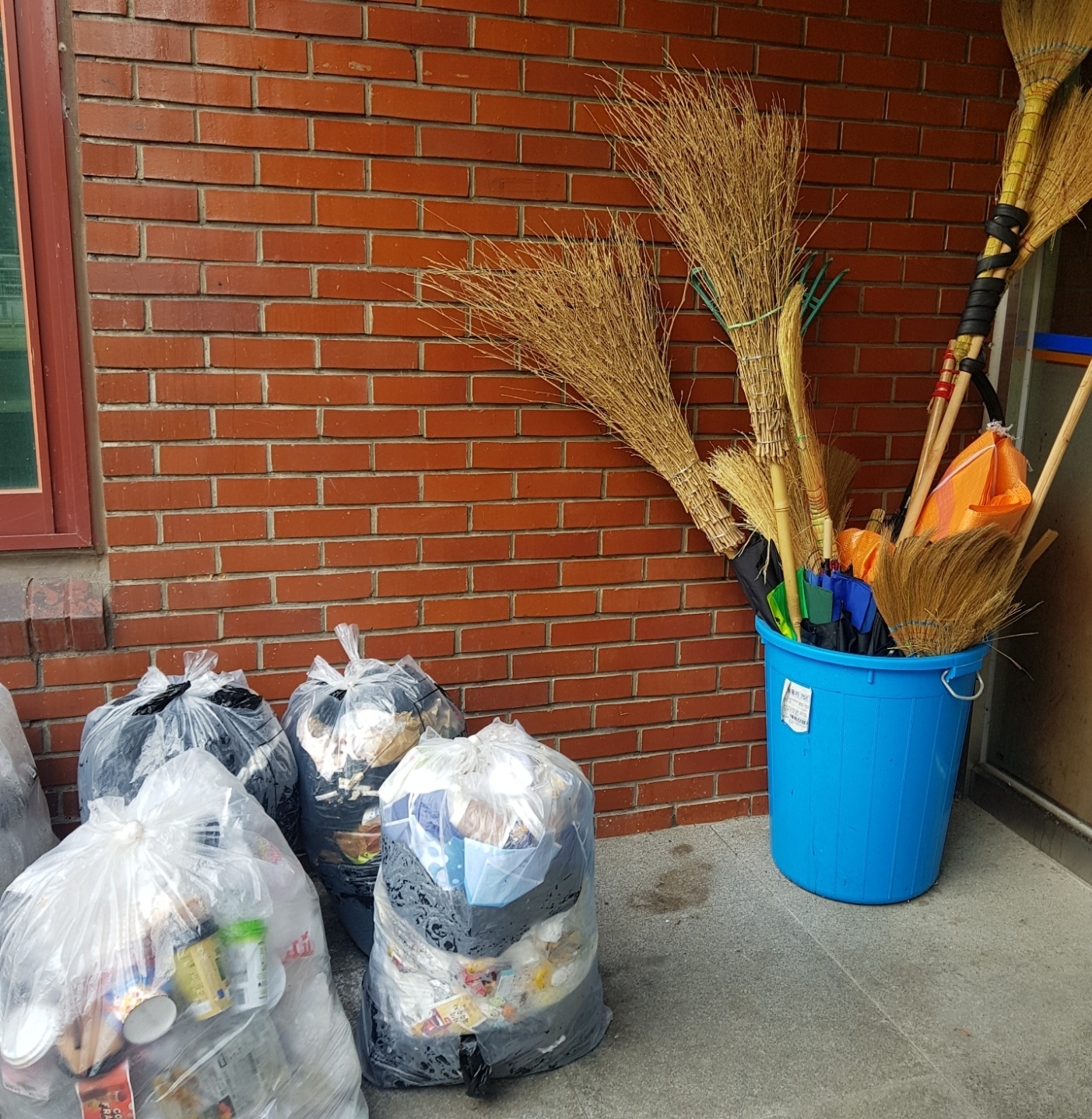 몇백의 몫을 홀로 짊어지는 미화원