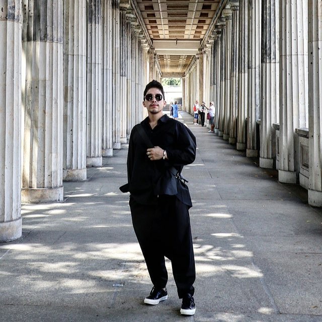 코 후비는 자화상, 홍승택 화가