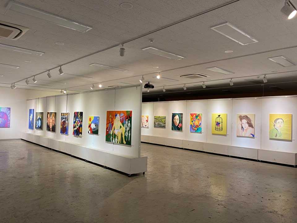 Holding an exhibition of art university students.