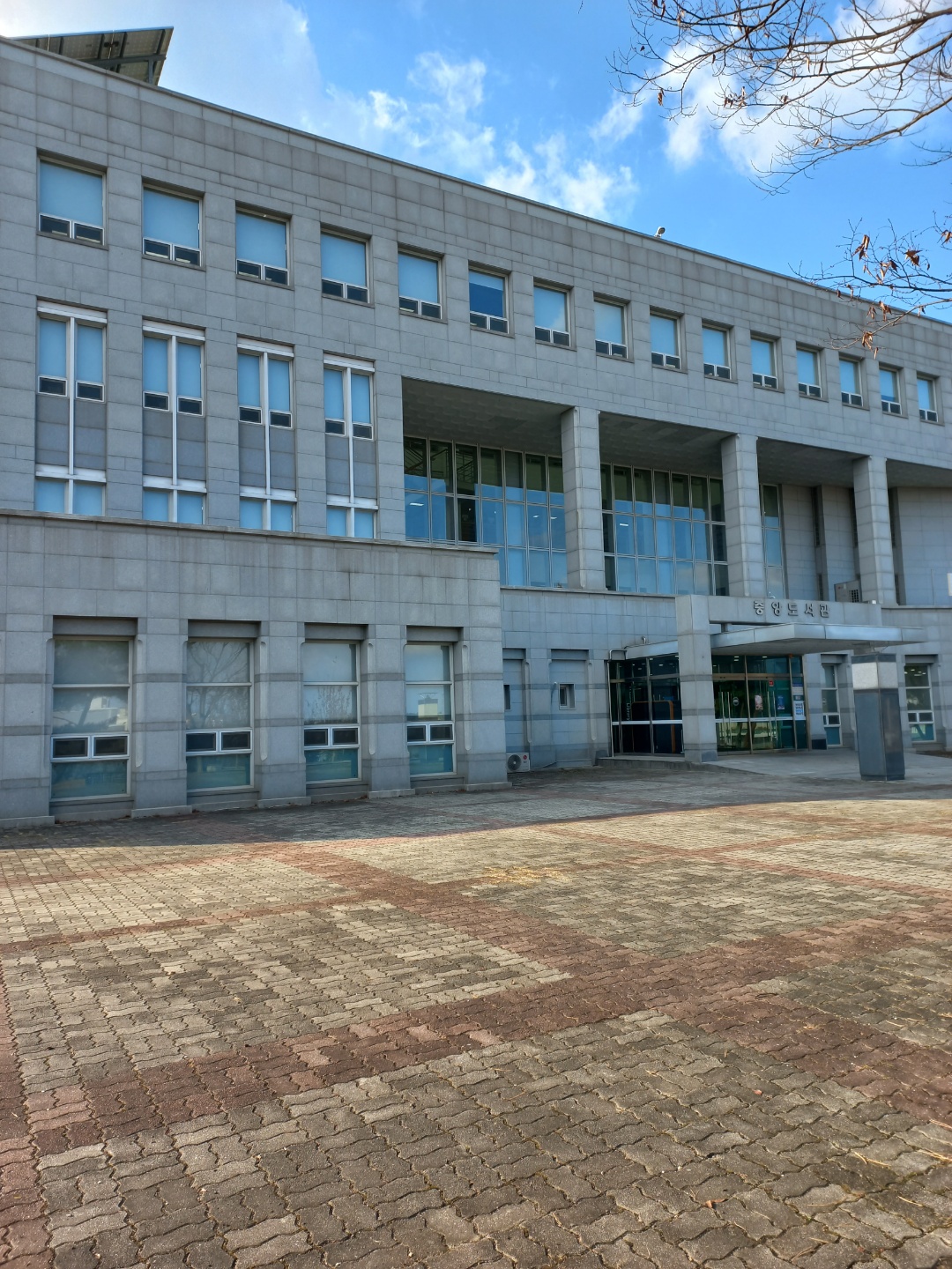 Various facilities in Our University's Central library