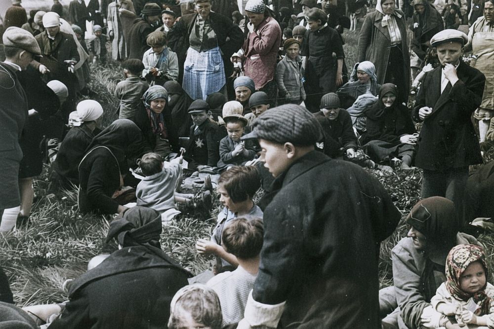 역사는 가장 잔혹한 순간 가장 순수한 장면을 함께 기록한다