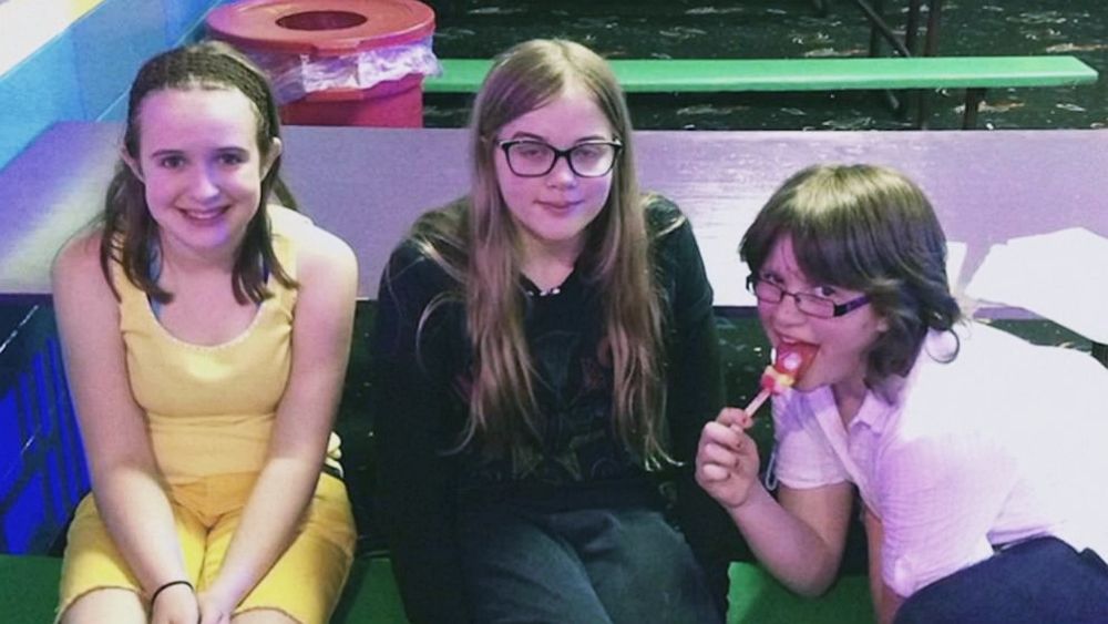 두 소녀가 한 소녀를 죽이기로 결심하다