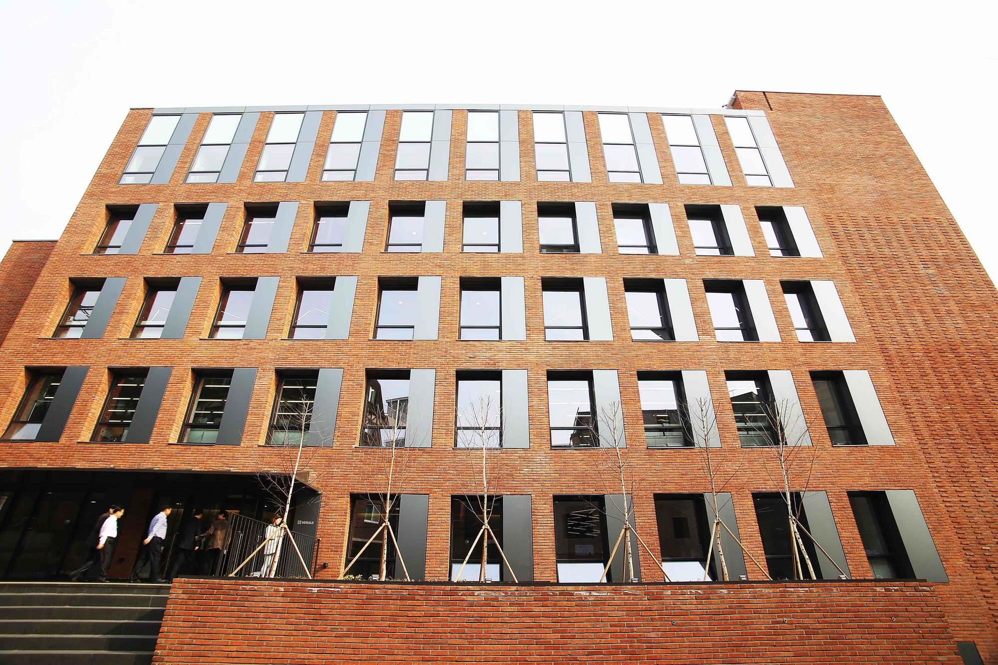 헤럴드경제 매각으로 본 국내 신문사의 시장 가치