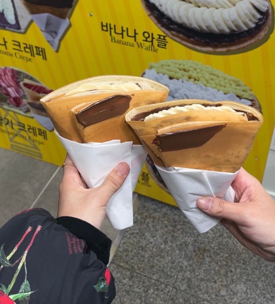 바삭하면서도 부드러운 반죽에 과일이 듬뿍 들어간 🍓🍌 크레페