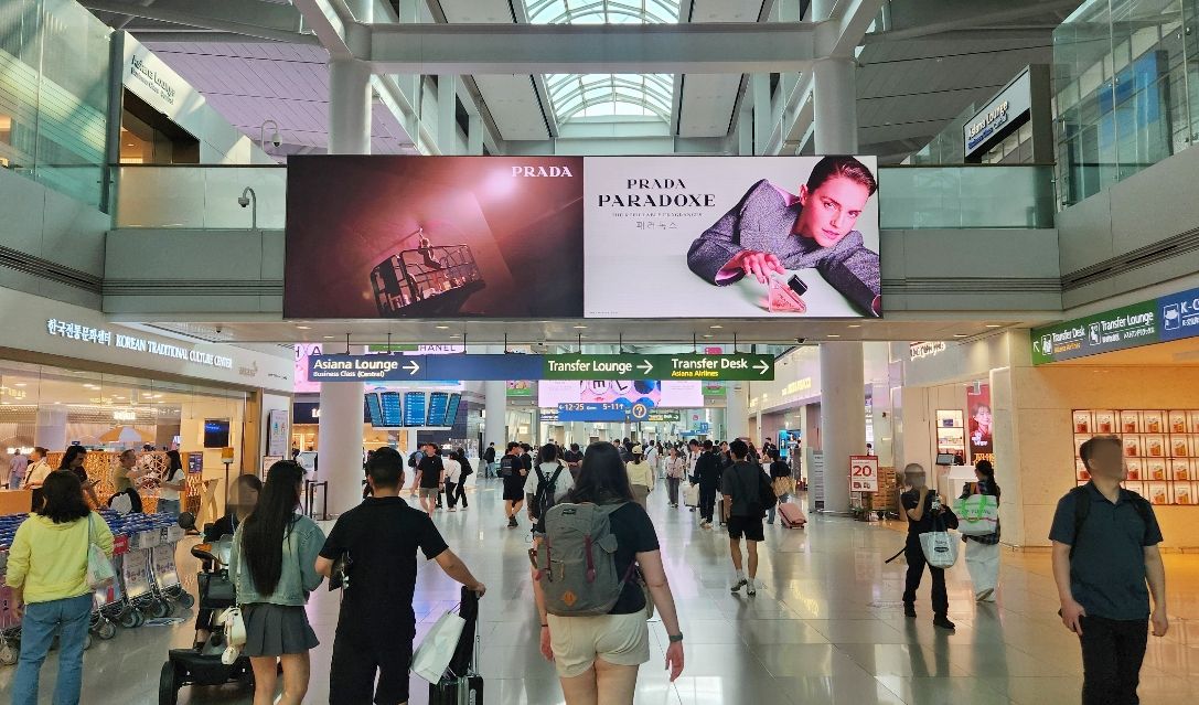 프라다, 인천·이스탄불 공항 캠페인...럭셔리 마케팅의 새 무대 열다.