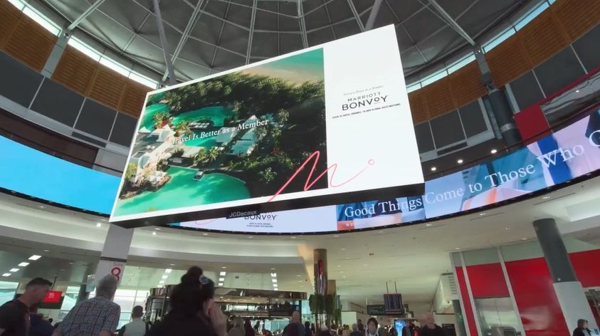 글로벌 호텔 체인, '공항 미디어 전략'으로 브랜드 접점 확장