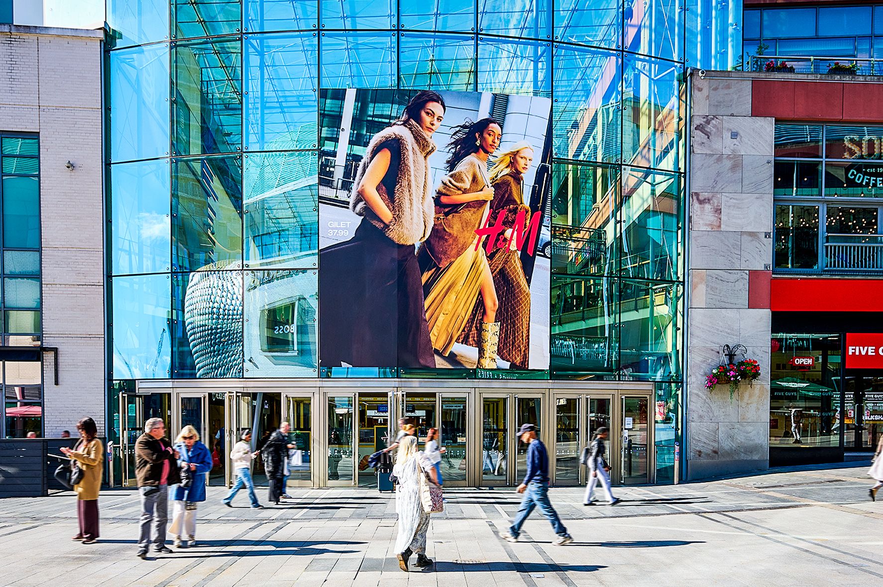 H&M, 유럽 주요 도심을 가을 패션 런웨이로 바꾸다