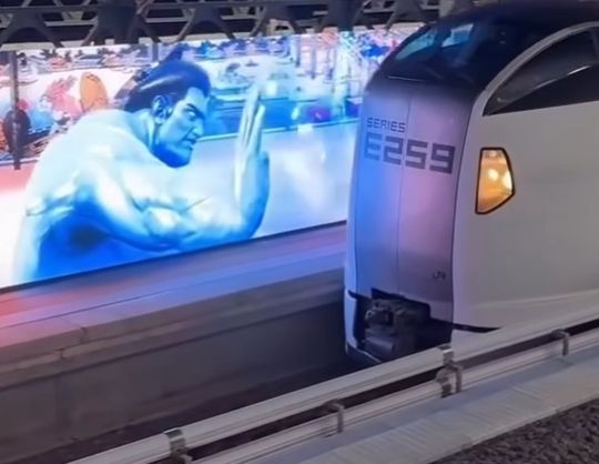 도쿄 료고쿠역 'Demon Sumo Wrestler'…옥외광고와 지하철 상호 캠페인