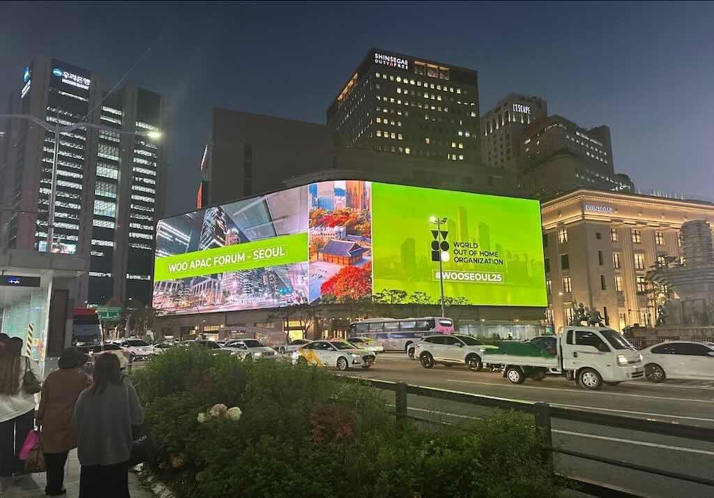 부르즈칼리파의 태극기, 서울의 WOO 환영 메시지…옥외광고가 당신을 환영합니다.