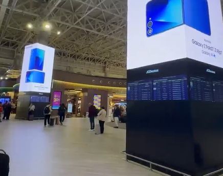 삼성전자, 페루 리마 국제공항서 갤럭시 Z 플립7 대형 디지털 캠페인 전개