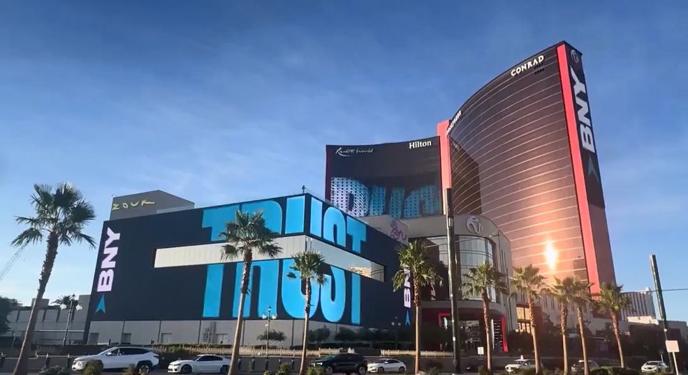 뱅크오브뉴욕, 미국 라스베이거스 대형 디지털 광고로 석양을 물들이다.