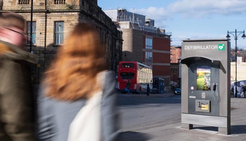 옥외광고 매체가 생명을 살리는 시대...제이씨데코, 영국 전역에 자동심장충격기 350대 설치