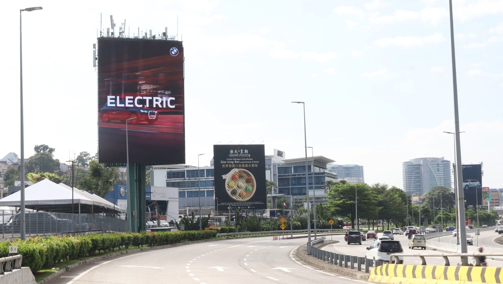 말레이시아 고속도로가 '자동차 쇼룸'으로...자동차 브랜드, DOOH에 올라탔다.