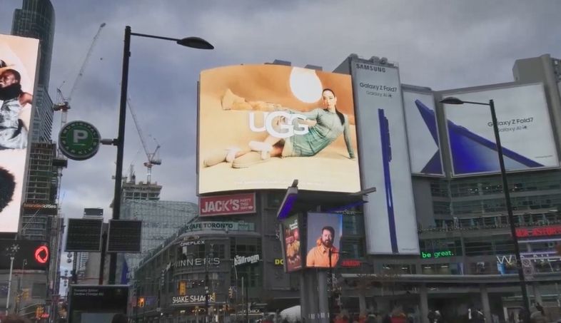 디지털 옥외광고가 멈추자 고객의 시선이 모였다… 패션 브랜드 어그의 옥외광고 캠페인