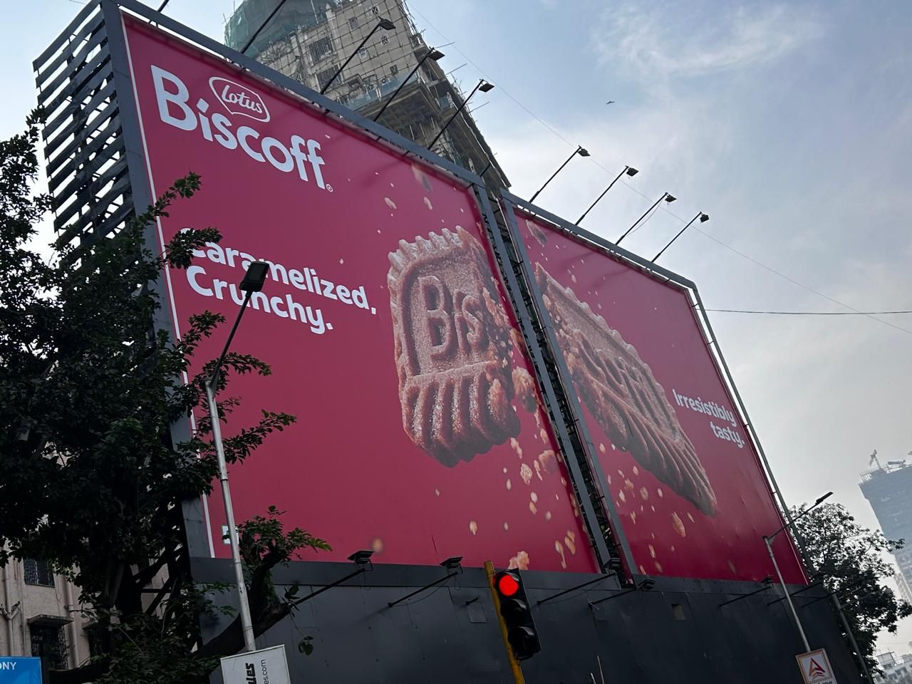 전통적 옥외광고 미디어 사이 틈을 '바삭한 순간'으로 바꾼 로투스 비스코프 캠페인