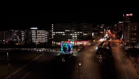 디지털 없이도 빛난다,UV 네온이 다시 깨운 초대형 포스터의 반전 매력