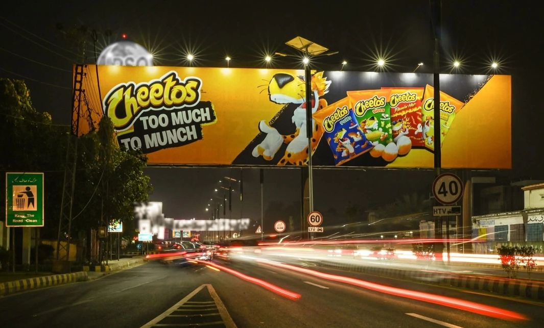 치토스, 파키스탄 30개 도시를 뒤덮다…‘Too Much to Munch’ 대규모 OOH 공세