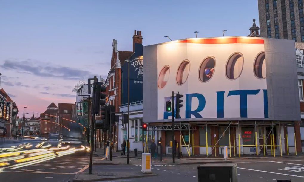 대형 포스터 중심 캠페인, 디지털 홍수 속에서 다시 주목받다