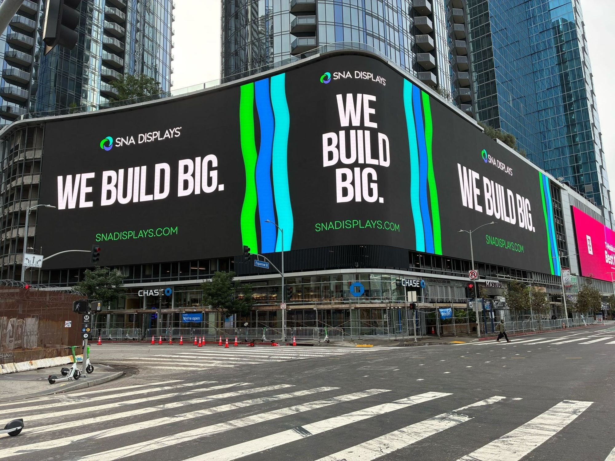 미국 LA 다운타운, 초대형 LED 두 개가 보여주는 LA DOOH의 현재와 미래