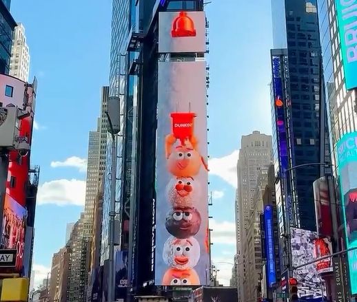 던킨 도너츠의 유쾌한 3D 광고가 뉴욕을 밝히다.