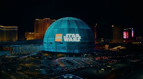 레고, CES 2026에서 라스베이거스 스피어를 스타워즈 데스스타로 점등…스마트 플레이 첫 공개