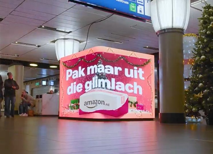 아마존 네델란드, 암스테르담 중앙역을 360도 크리스마스 무대로 만들다.