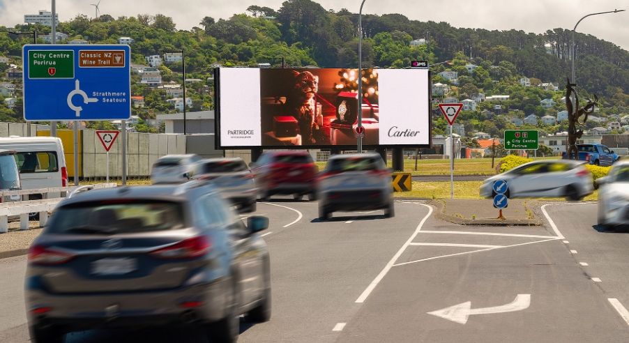 뉴질랜드 웰링천 공항 출구에 등장한 새로운 디지털 스크린